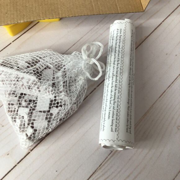 Williams Sonoma "Message in a Cookie" Cookie Cutter Set New in Box - Picture 6 of 6